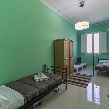 Spacious Three Bedroom On The Arno