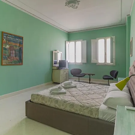 Apartment Spacious Three Bedroom On The Arno *