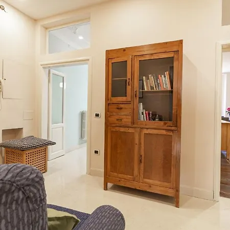 Spacious Three Bedroom On The Arno Florence
