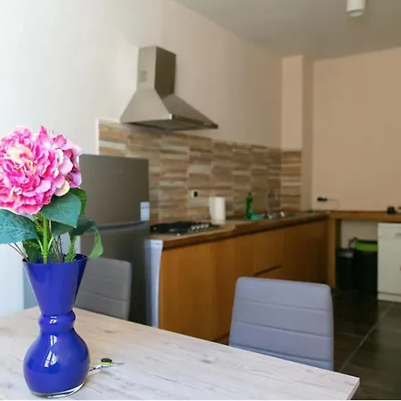 Spacious Three Bedroom On The Arno